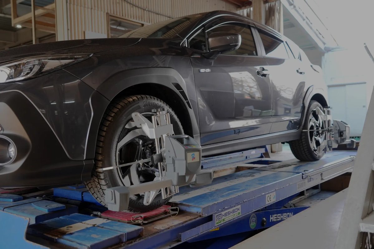 四輪アライメント調整中