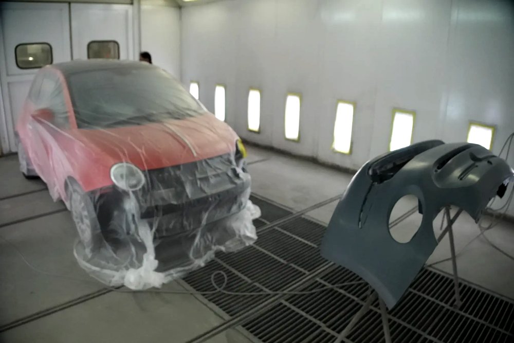 塗装ブース内での塗装作業